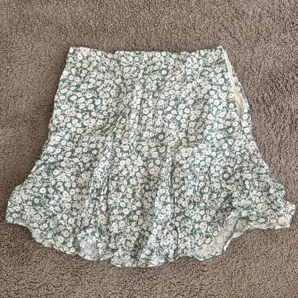 Mini skirt size medium. Green and white floral. Loose fitting and comfortable. - Picture 3 of 3